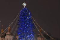 В Киеве торжественно зажгли огни на главной новогодней елке страны