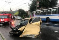 В Хмельницком столкнулись BMW и троллейбус, травмированы три человека