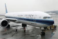 Китай приостанавливает рейсы в одном из направлений после вспышки COVID-19 на борту самолета